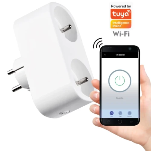 Podwójne gniazdo sterowane telefonem w kolorze białym, z dwoma otworami na wtyczki. Obok gniazda widoczny smartfon w dłoni, z aplikacją do zdalnego sterowania. Logo Tuya i oznaczenie Wi-Fi w prawym górnym rogu.