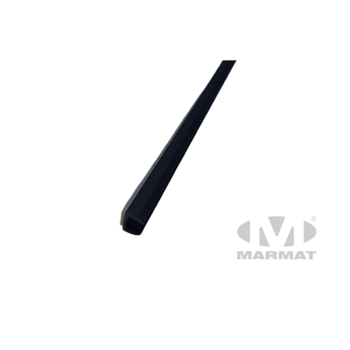 Listwa instalacyjna kanał kablowy o wymiarach 17x15 mm, długość 2 m, w kolorze czarnym, z widoczną taśmą montażową. Produkt ukazany w pozycji leżącej, z widokiem na prostą, gładką powierzchnię. Logo producenta w prawym dolnym rogu.
