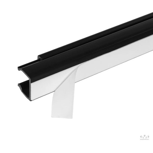Listwa instalacyjna kanał kablowy, o wymiarach 25x15 mm i długości 2 m, w kolorze czarnym z widoczną taśmą montażową. Produkt pokazany w zbliżeniu, ukazując detale krawędzi i materiału.