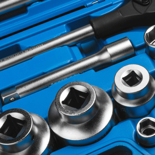 Komplet 9 kluczy Torx uniwersalnych od T10 do T50, umieszczony w niebieskiej walizce. Klucze mają metaliczny, błyszczący wykończenie z wyraźnym profilem Torx. W zestawie znajduje się również przedłużacz oraz uchwyt.