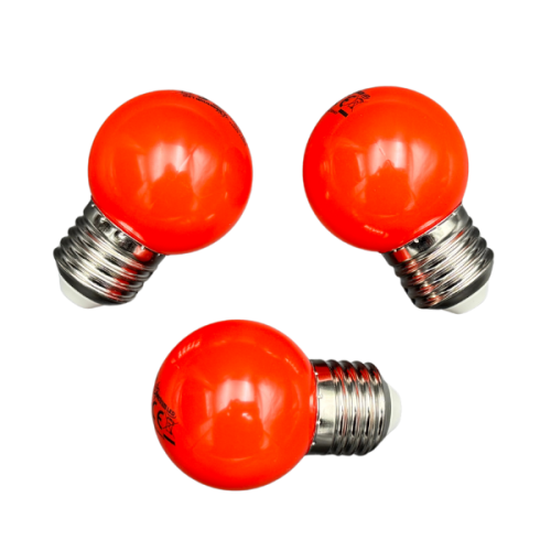 Zestaw trzech żarówek LED kulka E-27 o mocy 1W, 230V. Żarówki mają intensywny, czerwony kolor, zaokrąglony kształt, metalowy gwint oraz gładką powierzchnię. Ułożone blisko siebie, z widocznymi detalami gwintu.