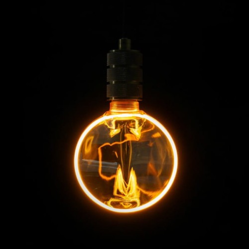 Żarówka LED bursztynowa E27 o mocy 4W i średnicy 130 mm, emitująca ciepłe białe światło o temperaturze 1800K. Produkt zawieszony, z widocznym metalowym gwintem i przezroczystą, okrągłą bańką. Tło czarne, co podkreśla barwę światła.