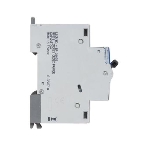 Wyłącznik różnicowo-nadprądowy 2P B16A Legrand 410921 w kolorze szarym, z widoczną niebieską dźwignią. Produkt ma prostokątny kształt, montowany na szynie DIN, z oznaczeniami na obudowie. Ujęcie frontalne, ukazujące szczegóły konstrukcji.