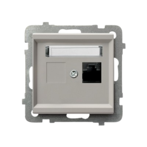 Gniazdo komputerowe Ospel Sonata w kolorze kaszmiru, pojedyncze, z miejscem na etykietę oraz gniazdem RJ-45. Ujęcie frontalne, widoczne metalowe mocowanie. Idealne do instalacji w biurach i domach.