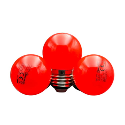 Zestaw trzech żarówek LED E-27 o mocy 1W, w kolorze czerwonym. Żarówki mają okrągły kształt oraz błyszczące wykończenie. Widoczne gwinty E-27 umożliwiające montaż. Ułożone blisko siebie, z widocznymi oznaczeniami na spodzie.