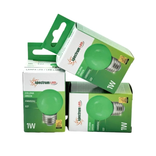 Zestaw trzech żarówek LED kulkowych E-27 o mocy 1W i napięciu 230V, w zielonym kolorze. Widoczne opakowania z grafiką przedstawiającą żarówkę oraz napisy informacyjne. Opakowania ustawione obok siebie, w różnych pozycjach.