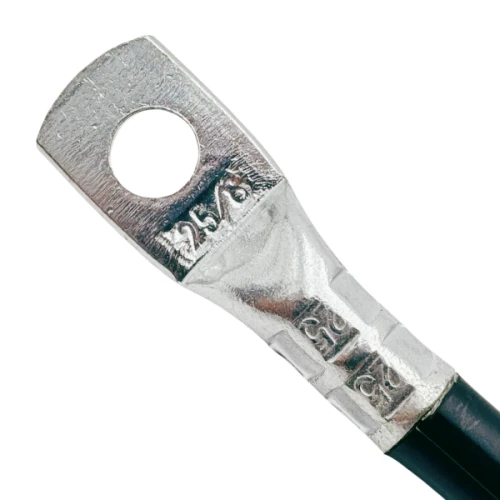 Przewód linka 35 mm² z końcówką oczkową 35/8, długość 40 cm. Widoczny detal metalowej końcówki z otworem, oznaczonej numerem 25/8. Przewód w kolorze czarnym, z trwałym mocowaniem. Idealny do podłączenia akumulatora.