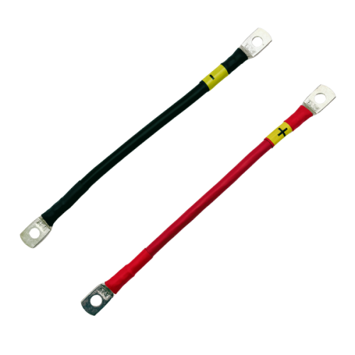 Zestaw kabli do akumulatora składający się z dwóch przewodów o przekroju 25 mm², każdy o długości 30 cm. Przewody w kolorze czarnym i czerwonym z końcówkami oczkowymi 25/8, oznaczone żółtymi etykietami (+/-) dla łatwej identyfikacji.