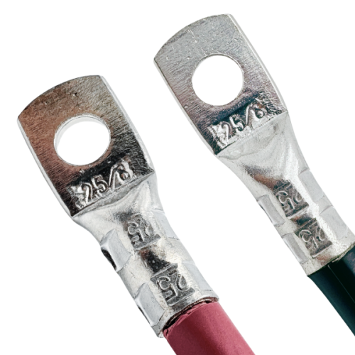 Zestaw dwóch końcówek oczkowych o wymiarach 25/8 mm, wykonanych z metalu, z oznaczeniem 25/5. W kolorze srebrnym, z okrągłym otworem, przymocowane do przewodu o przekroju 25 mm², widoczne z bliska.