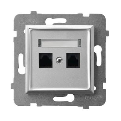 Gniazdo internetowe podwójne Ospel Aria w kolorze srebrnym. Na froncie znajdują się dwa złącza RJ45. Produkt montowany w ramce, z widocznymi mocowaniami. Idealny do użytku w biurach i domach.