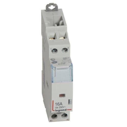 Stycznik modułowy 16A 230V AC w kolorze białym, z przezroczystą obudową. Widoczny jest przycisk testowy oraz terminale oznaczone A1, A2. Ujęcie frontalne, produkt stojący, przeznaczony do montażu w rozdzielnicach elektrycznych.