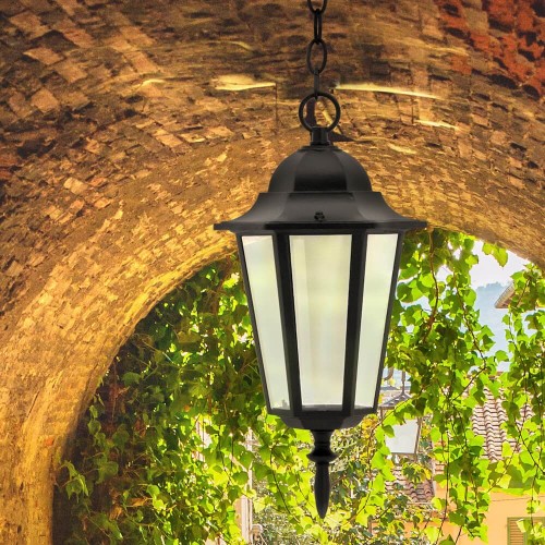 Kinkiet elewacyjny LIGURIA E27 w czarnym kolorze z przezroczystymi, pionowymi panelami. Lampa wisząca, zawieszona w łuku, otoczona zielenią. Wykonana z metalu, nadaje się do użytku na zewnątrz.