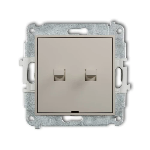 Łącznik schodowy podwójny Karlik MINI w kolorze taupe beżowym, bez piktogramu. Produkt montowany w ramce, z dwoma przyciskami. Widok frontalny, z góry na detal, ukazujący mechanizm i prostokątny kształt. Materiał: tworzywo sztuczne.