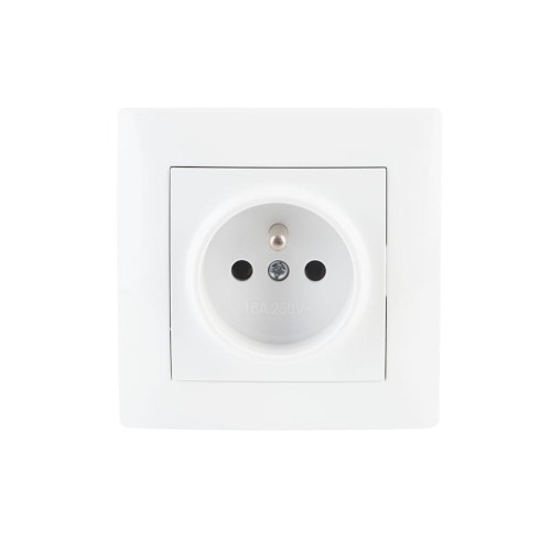 Gniazdo pojedyncze białe z uziemieniem, umieszczone w kwadratowej ramce. Widoczne otwory na wtyczkę oraz napis 16A 250V. Produkt ujęty frontalnie, na jednolitym tle.