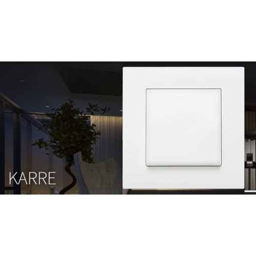Gniazdo komputerowe podwójne Panasonic Karre w kolorze białym, z dwoma złączami RJ45 kat. 5e. Produkt ma prostokątny kształt z subtelną ramką, umieszczony w nowoczesnym wnętrzu, z widoczną nazwą KARRE obok.