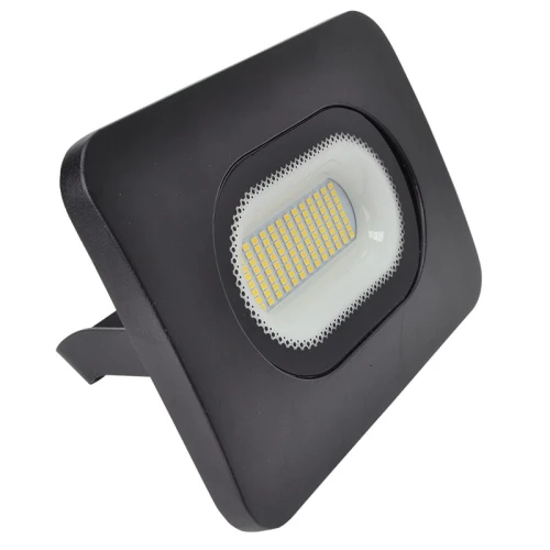 Naświetlacz LED 50W w kolorze czarnym, z neutralną barwą światła, o prostokątnym kształcie. Wyposażony w diody LED widoczne w przezroczystym panelu, z tylnym stelażem umożliwiającym montaż. Klasa szczelności IP65, odpowiedni do użytku na zewnątrz.