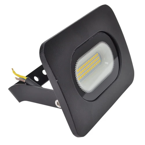 Naświetlacz LED 20W w kolorze czarnym, o prostokątnej obudowie z metalowym uchwytem. Z przodu widoczna powierzchnia z diodami LED w neutralnej barwie, przeznaczony do użytku zewnętrznego z klasą ochrony IP65. Ujęcie z boku, w pozycji stojącej.
