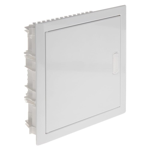 Rozdzielnica RWN 1x12 podtynkowa z drzwiami metalowymi, w kolorze białym, o gładkiej powierzchni. Produkt widoczny z boku, z zamkniętymi drzwiami. Wyposażona w uchwyt do otwierania, przeznaczona do montażu w ścianach.