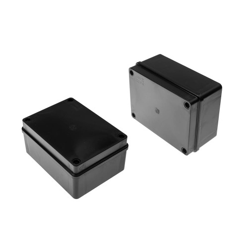 Puszka natynkowa w kolorze czarnym o wymiarach 150x110x70 mm, bez dławików, o stopniu ochrony IP55. Ujęcie frontalne, produkt leżący obok siebie, z widocznymi otworami mocującymi na górze i boku.