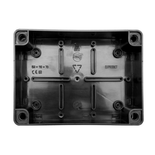 Puszka natynkowa czarna S-BOX316C o wymiarach 150x110x70 mm, wykonana z tworzywa sztucznego, bez dławików, z widocznymi oznaczeniami CE i IP55, z otworami montażowymi w narożnikach. Widok od spodu.