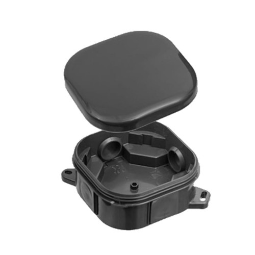 Puszka natynkowa czarna o wymiarach 92x92x44 mm z otwartą pokrywą. Wewnątrz widoczne wyprowadzenia oraz mocowania. Produkt posiada klasę szczelności IP54, idealny do zastosowań zewnętrznych. Ujęcie z góry.