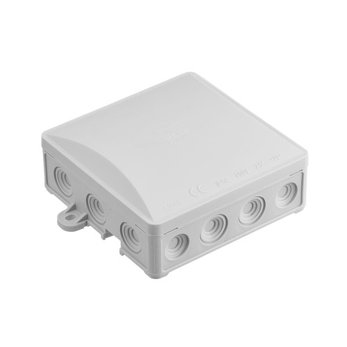 Puszka natynkowa 90x90 IP 54 w kolorze białym, kwadratowa, z pięcioma otworami do podłączenia przewodów. Produkt widoczny z boku, z lekko zaokrąglonym wiekiem oraz oznaczeniami technicznymi na powierzchni. Przeznaczona do instalacji elektrycznych.