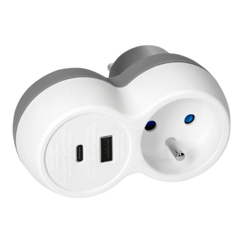 Rozgałęźnik pojedynczy z dwoma portami USB: USB-A i USB-C. Wtyczka z tyłu, biała obudowa z szarym akcentem. Dwa gniazda z niebieskimi otworami. Ujęcie z boku, ukazujące detale i położenie portów.