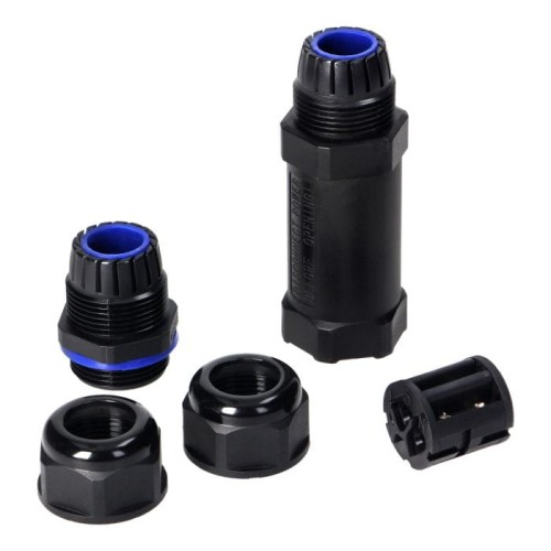 Mufa kablowa prosta 3x6 Orno OR-AE-13603 w kolorze czarnym, składająca się z głównej mufy oraz czterech nakrętek. Produkt ma cylindryczny kształt, z niebieskimi detalami. Widoczna faktura oraz elementy mocujące. Ujęcie z góry, na jednolitym tle.