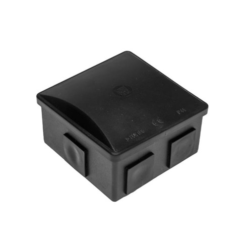 Puszka natynkowa 80x80x40 mm w kolorze czarnym, wykonana z tworzywa, z sześcioma dławikami klik. Ujęcie z boku, pokazujące zaokrąglony kształt oraz dwa wypukłe elementy po bokach. Przeznaczona do instalacji elektrycznych, klasa ochrony IP44.