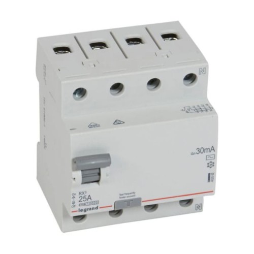 Wyłącznik różnicowoprądowy 4P 25A AC P304 RX3 Legrand 402062 w kolorze białym, z przyciskiem włącz/wyłącz po lewej stronie. Posiada cztery gniazda na przewody oraz oznaczenia: 25A i 30mA. Ujęcie frontalne, produkt leżący na jasnym tle.