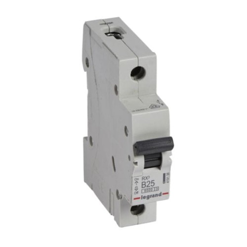 Wyłącznik nadprądowy 1P B 25A 6kA AC S301 RX3 w kolorze szarym, z widocznym uchwytem do włączania i wyłączania. Produkt ma prostokątny kształt, z oznaczeniem B25 oraz logo Legrand na przedniej ściance. Ujęcie z boku.