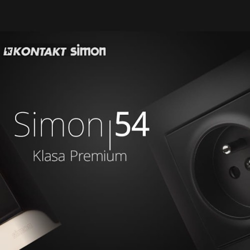 Gniazdo pojedyncze Simon 54 z uziemieniem w kolorze czarnym, z wbudowaną ładowarką USB-A i USB-C. Widok z boku, ukazujący okrągły otwór gniazda i elegancką, prostokątną ramkę. Na górze widoczny napis Simon 54 Klasa Premium.