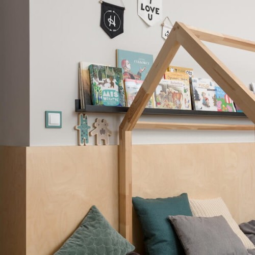 Podwójna ramka Karlik Deco w kolorze miętowym, wykonana z drewna, z minimalistycznym designem. Umieszczona w aranżacji wnętrza, obok półki z książkami i poduszkami, na tle drewnianej ściany.