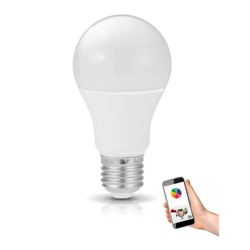 Żarówka LED SMART E27 10W RGB CCT z gwintem E27, o zaokrąglonym kształcie, w kolorze białym. Obok znajduje się ręka trzymająca smartfona z aplikacją do sterowania. Produkt przeznaczony do inteligentnego oświetlenia, kompatybilny z Wi-Fi Tuya.