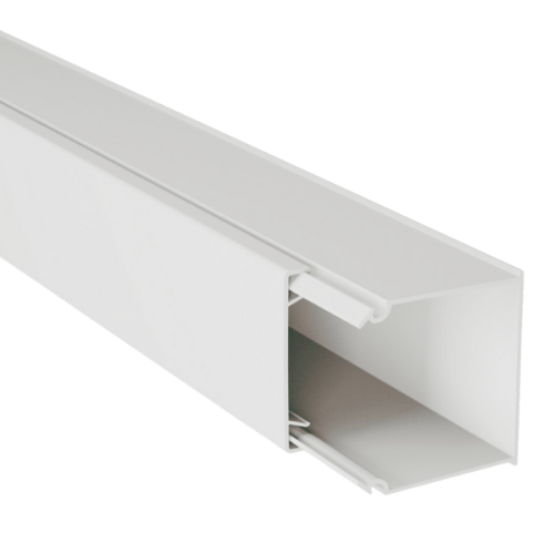 Listwa instalacyjna kanał kablowy w kolorze białym, o wymiarach 20x18 mm i długości 2 m. Zbliżenie na otwartą stronę, ukazującą wnętrze korytka oraz system mocowania kabli.