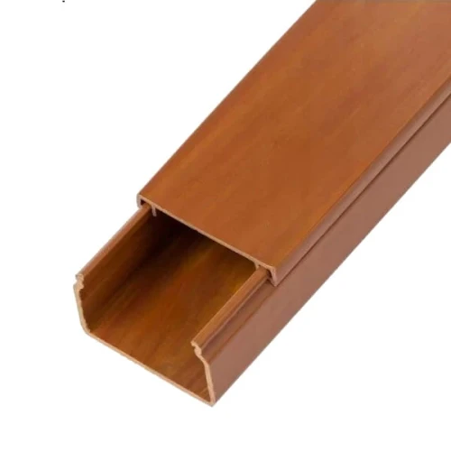 Listwa instalacyjna kanał kablowy w kolorze ciemnego brązu, o wymiarach 17x15 mm. Produkt leży poziomo, z otwartą górną częścią, ukazującą wnętrze. Długość listwy wynosi 2 m, z gładką, matową powierzchnią.