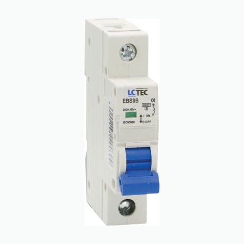 Wyłącznik nadprądowy 1P C 16A 6kA LCTEC o białej obudowie z niebieskim przyciskiem. Widok frontalny, produkt zamontowany, z oznaczeniami technicznymi oraz logo LCTEC. Elementy mocujące widoczne na górze i dole.