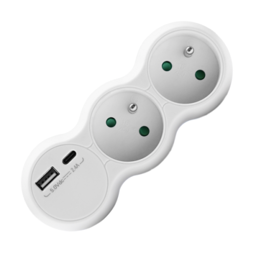 Podwójny rozgałęźnik elektryczny w kolorze białym z dwoma gniazdami, z portami ładowania USB-A i USB-C. Widok z góry, z czytelnymi oznaczeniami napięcia i prądu. Gniazda z zielonymi wstawkami, przeznaczone do użytku domowego.