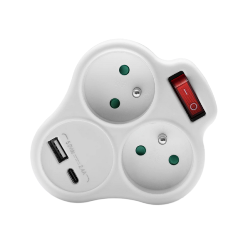 Rozgałęźnik podwójny z wyłącznikiem w kolorze białym, z dwiema gniazdami elektrycznymi i portami USB-C oraz USB-A. Widoczny czerwony włącznik. Produkt leży na białym tle, ukazując wszystkie porty oraz detale konstrukcji.