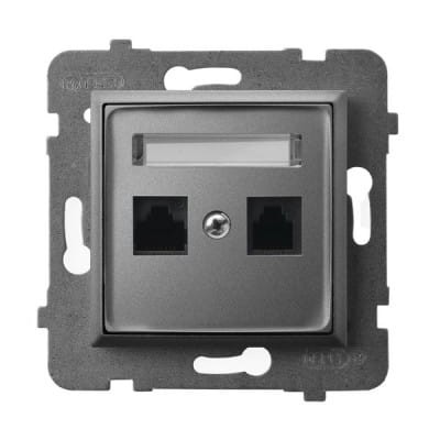 Gniazdo internetowe podwójne Ospel Aria w kolorze szarym matowym. Prosta forma z dwoma portami Ethernet oraz przezroczystym okienkiem. Montaż na ścianie, widok frontalny.