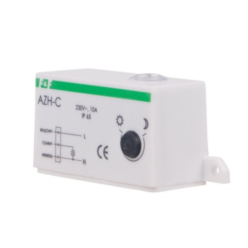 Automat zmierzchowy F&F AZH-C w białej obudowie, z widocznym pokrętłem regulacyjnym oraz oznaczeniami elektrycznymi. Produkt ma wymiary standardowe, klasa ochrony IP65. Ujęcie z boku, z wyraźnym logo i specyfikacją techniczną.