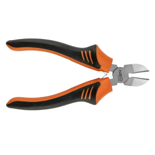 Szczypce boczne 160 mm Neo 01-256 z ergonomicznymi, czarno-pomarańczowymi uchwytami. Narzędzie w pozycji stojącej, z widoczną stalową końcówką tnącą o zaokrąglonym kształcie. Logo NEO widoczne na głowicy.