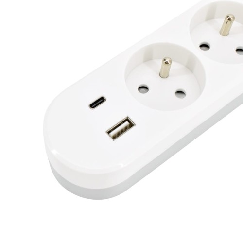 Biały przedłużacz z trzema gniazdami, wyposażony w wyłącznik. Widoczne porty USB A i USB C. Ujęcie z boku, pokazujące gniazda i przyciski. Przewód o długości 2 m. Prosta konstrukcja, idealna do użytku domowego i biurowego.