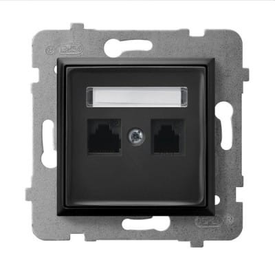 Czarne metaliczne gniazdo internetowe Ospel Aria z podwójnym portem, umieszczone w metalowej ramce. Widoczne dwa złącza RJ45 oraz przezroczysta oznaczenie na górze. Ujęcie frontalne, produkt zamontowany w ramie.
