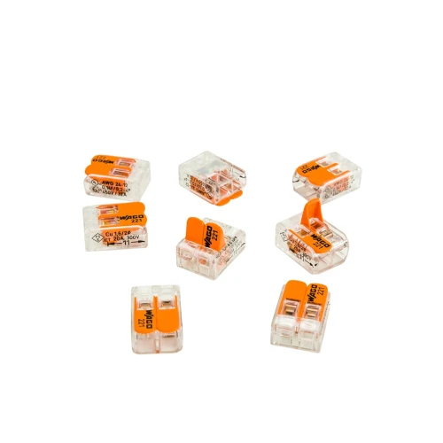 Zestaw 24 szybkozłączek do linki drutowej o zakresie 0,2-4 mm², w przezroczystej obudowie z pomarańczowymi klipsami. Widoczne różne typy złączek, każdy z oznaczeniami WAGO 221. Ułożone na białym tle, w różnorodnych pozycjach.