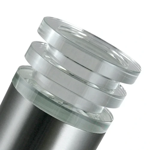 Kinkiet elewacyjny skośny CRYSTAL 6,5W w satynowym wykończeniu, z przezroczystymi, okrągłymi elementami szklanymi ułożonymi na cylindrycznej podstawie ze stali. Produkt wyróżnia nowoczesny design, idealny do oświetlenia zewnętrznego.