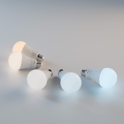 Żarówka LED E27 13W CCT z możliwością zmiany barwy, widoczna w czterech wariantach kolorystycznych: ciepłym białym, neutralnym białym i zimnym białym. Ułożone w lekko rozproszonej pozycji na jasnym tle, z widocznymi gwintami.