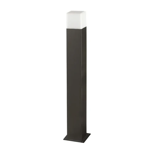 Lampa ogrodowa stojąca New York o wysokości 74 cm, wykonana z grafitowego metalu. Posiada prostą, kwadratową podstawę i białą, lekko zaokrągloną klosz. Ujęcie frontalne, produkt stoi na podłożu. Idealna do oświetlenia przestrzeni zewnętrznych.