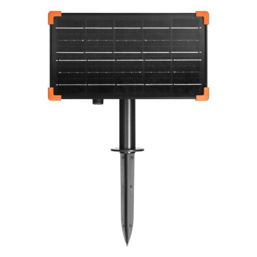 Panel solarny z uchwytem do montażu, czarny, z pomarańczowymi akcentami. Wyposażony w ogniwa słoneczne, umieszczony na metalowym słupku zakończonym ostro. Umożliwia zasilanie girlandy solarnej o długości 20 m z 20 żarówkami E27 3000K.