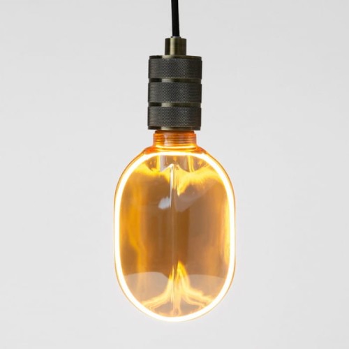 Żarówka LED bursztynowa E27 4W owalna, średnica 100 mm, emitująca ciepłe białe światło 1800K. Zawiera czarny gwint z metalowym mocowaniem. Produkt wiszący na czarnym przewodzie, z transparentną bursztynową obudową.